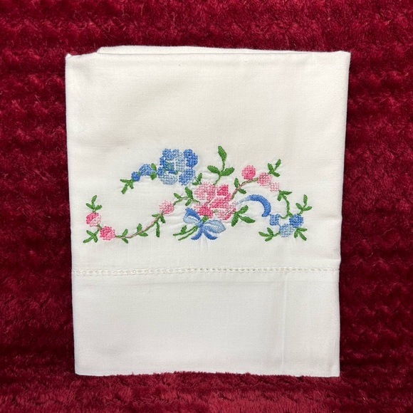 Pair of Vintage Hand Embroidered Pillowcases, floral design - Picture 2 of 9